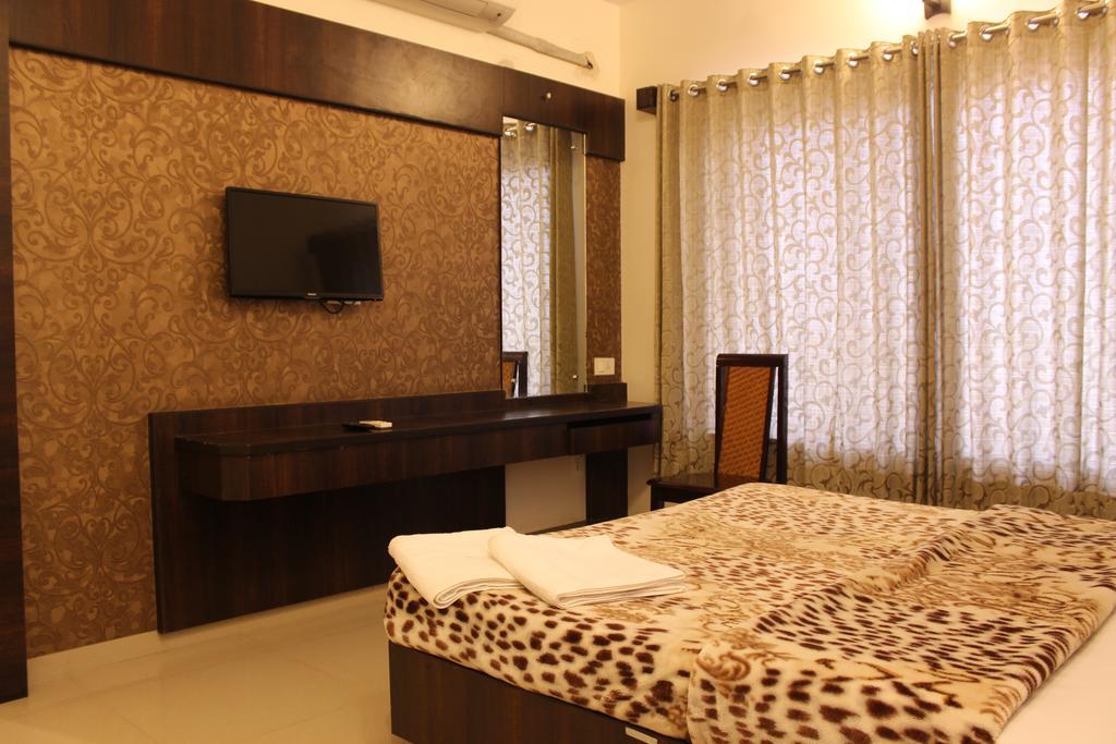 Hotel Sai Ramanand Shirdi Esterno foto