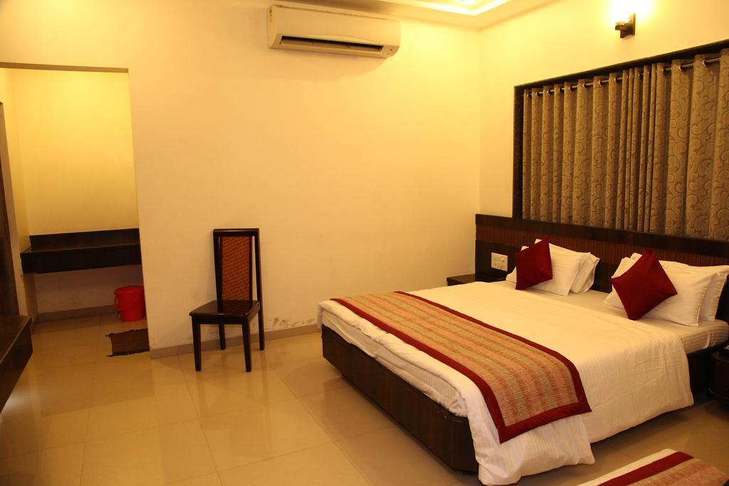 Hotel Sai Ramanand Shirdi Esterno foto
