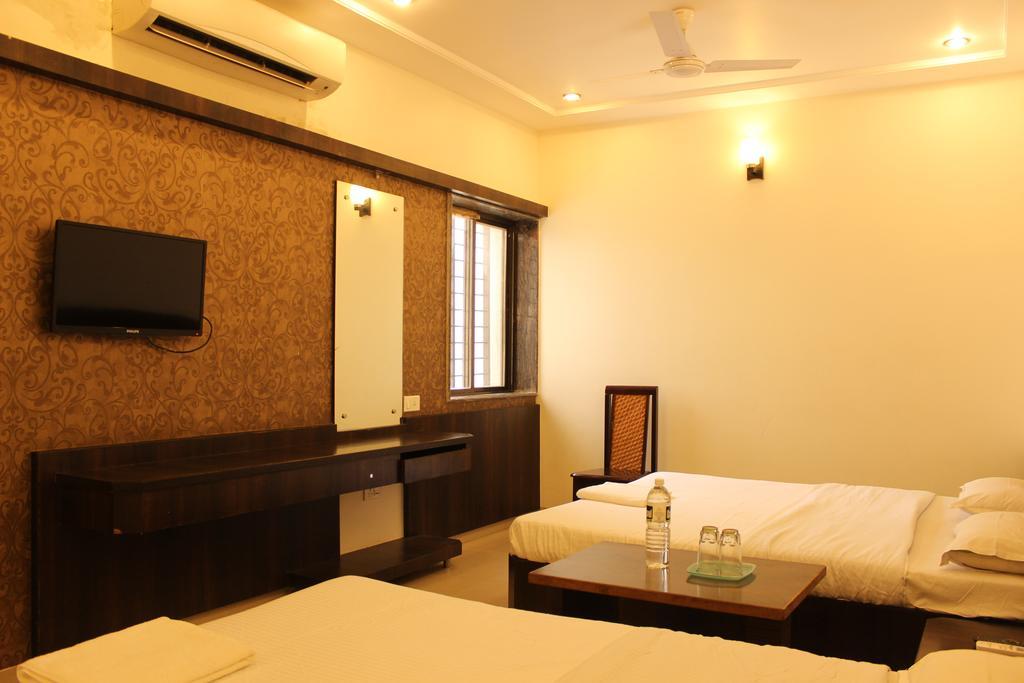 Hotel Sai Ramanand Shirdi Esterno foto