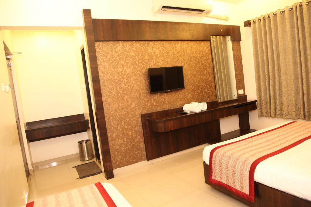 Hotel Sai Ramanand Shirdi Esterno foto