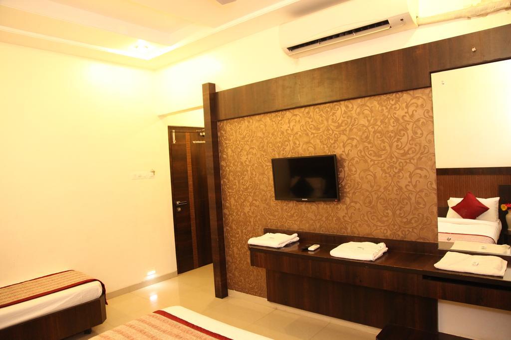 Hotel Sai Ramanand Shirdi Esterno foto