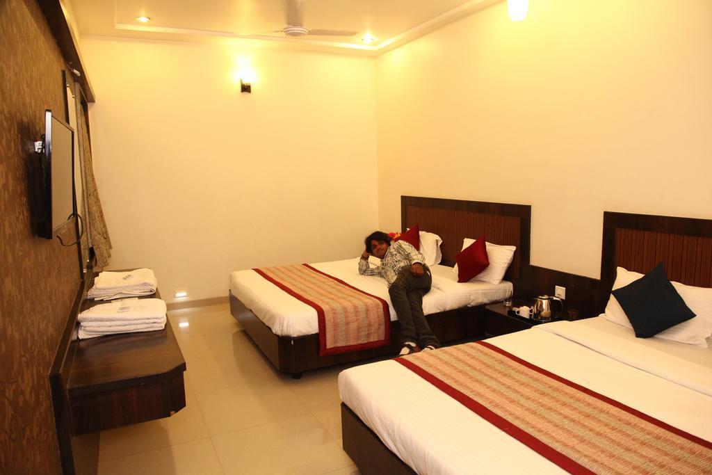 Hotel Sai Ramanand Shirdi Esterno foto