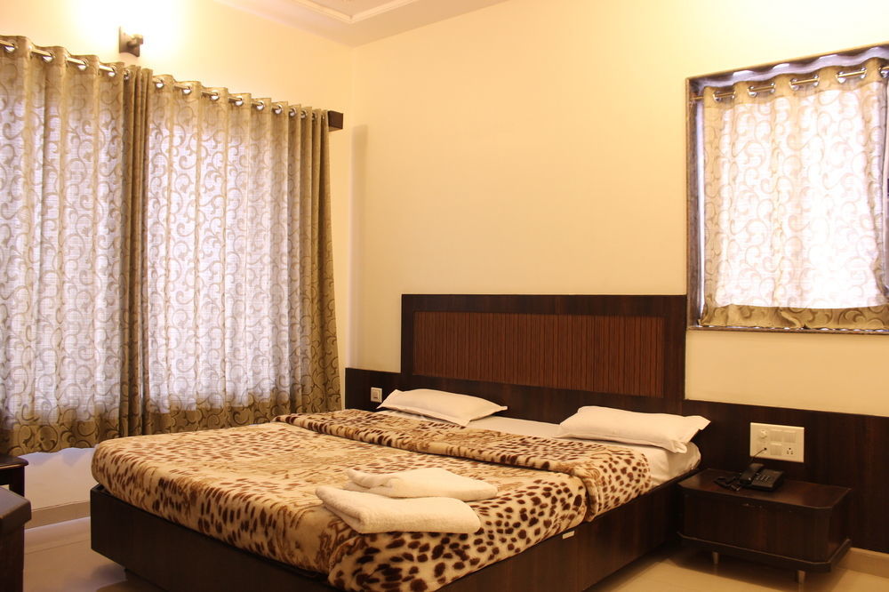 Hotel Sai Ramanand Shirdi Esterno foto
