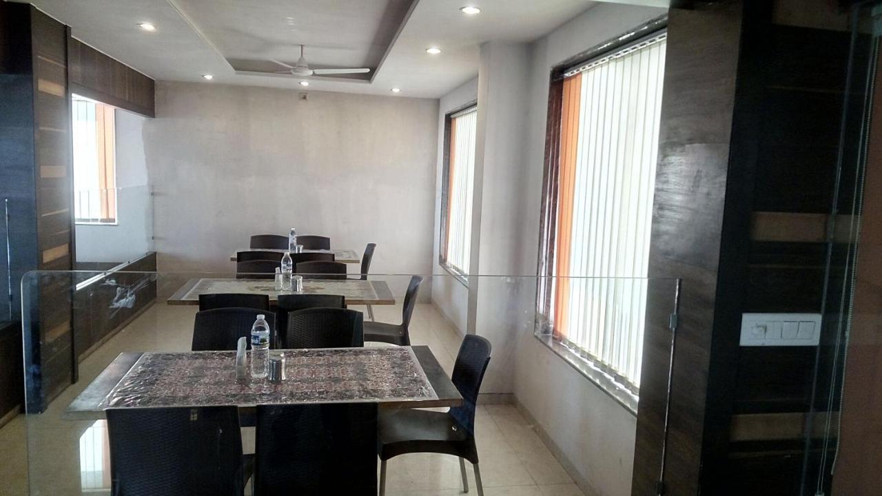 Hotel Sai Ramanand Shirdi Esterno foto