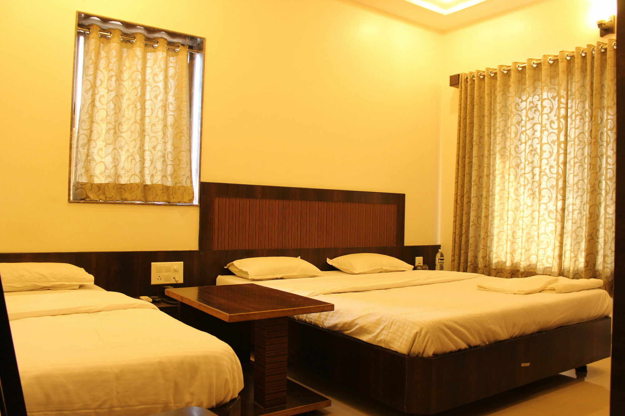 Hotel Sai Ramanand Shirdi Esterno foto
